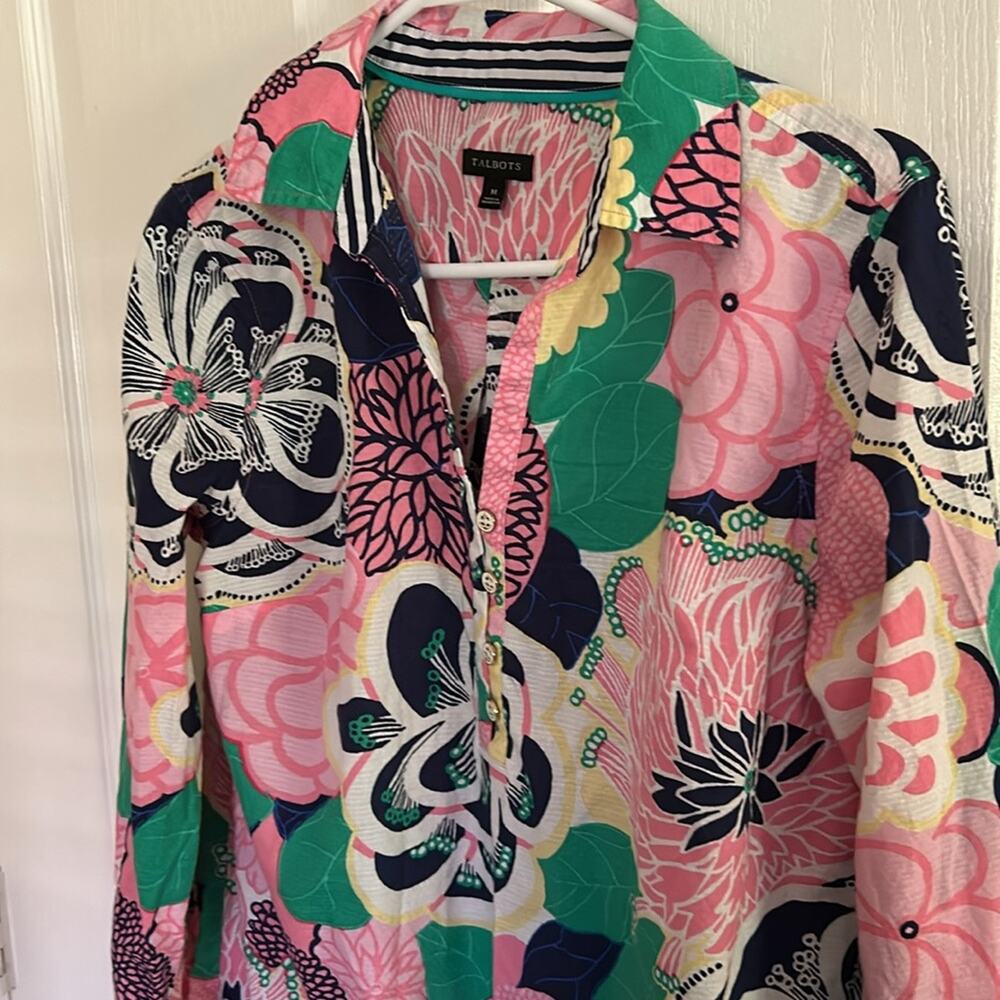 Talbots women’s size Medium long sleeve blouse. 36” chest, 40” hip,